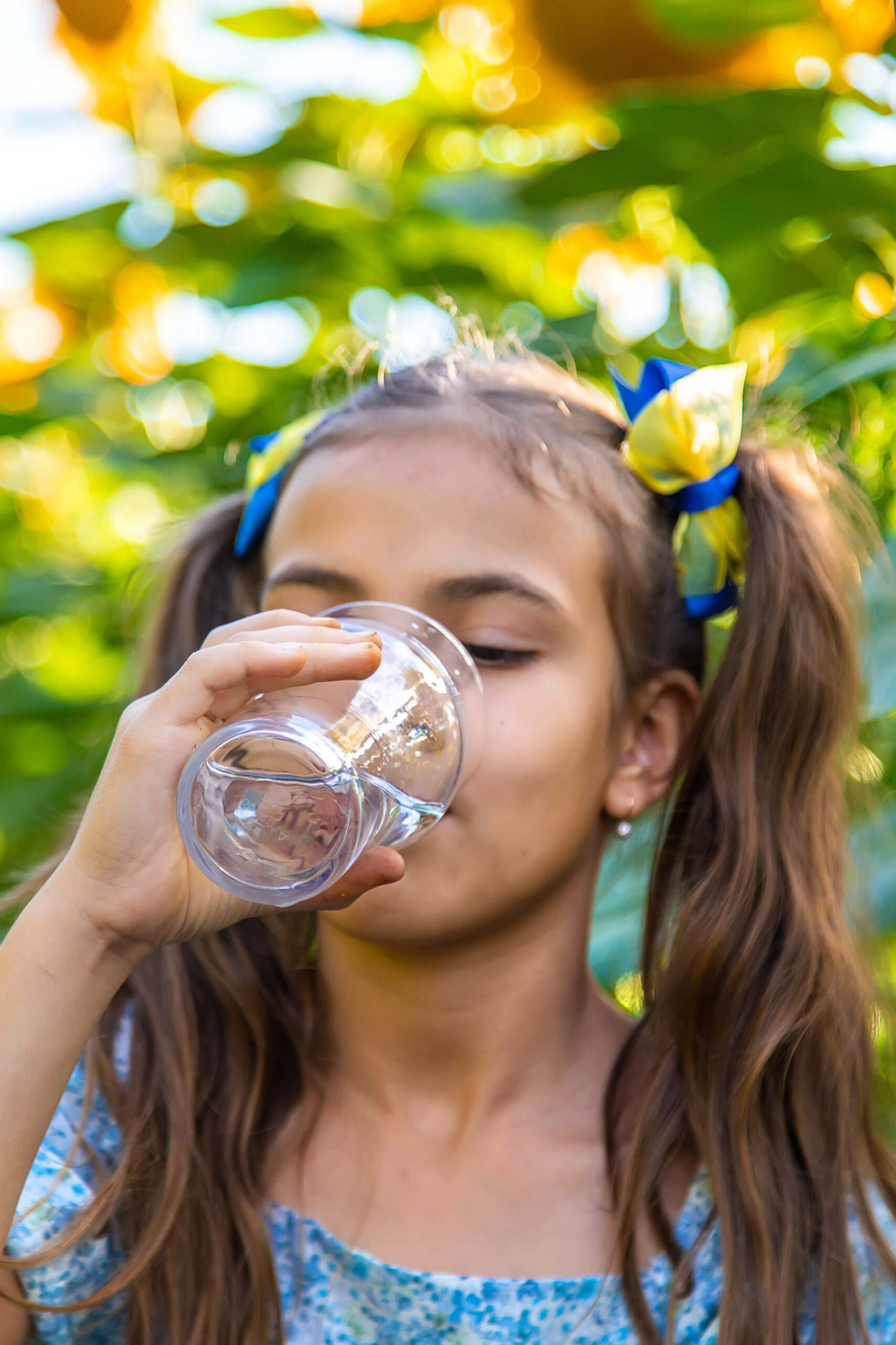 Mädchen trinkt Wasser