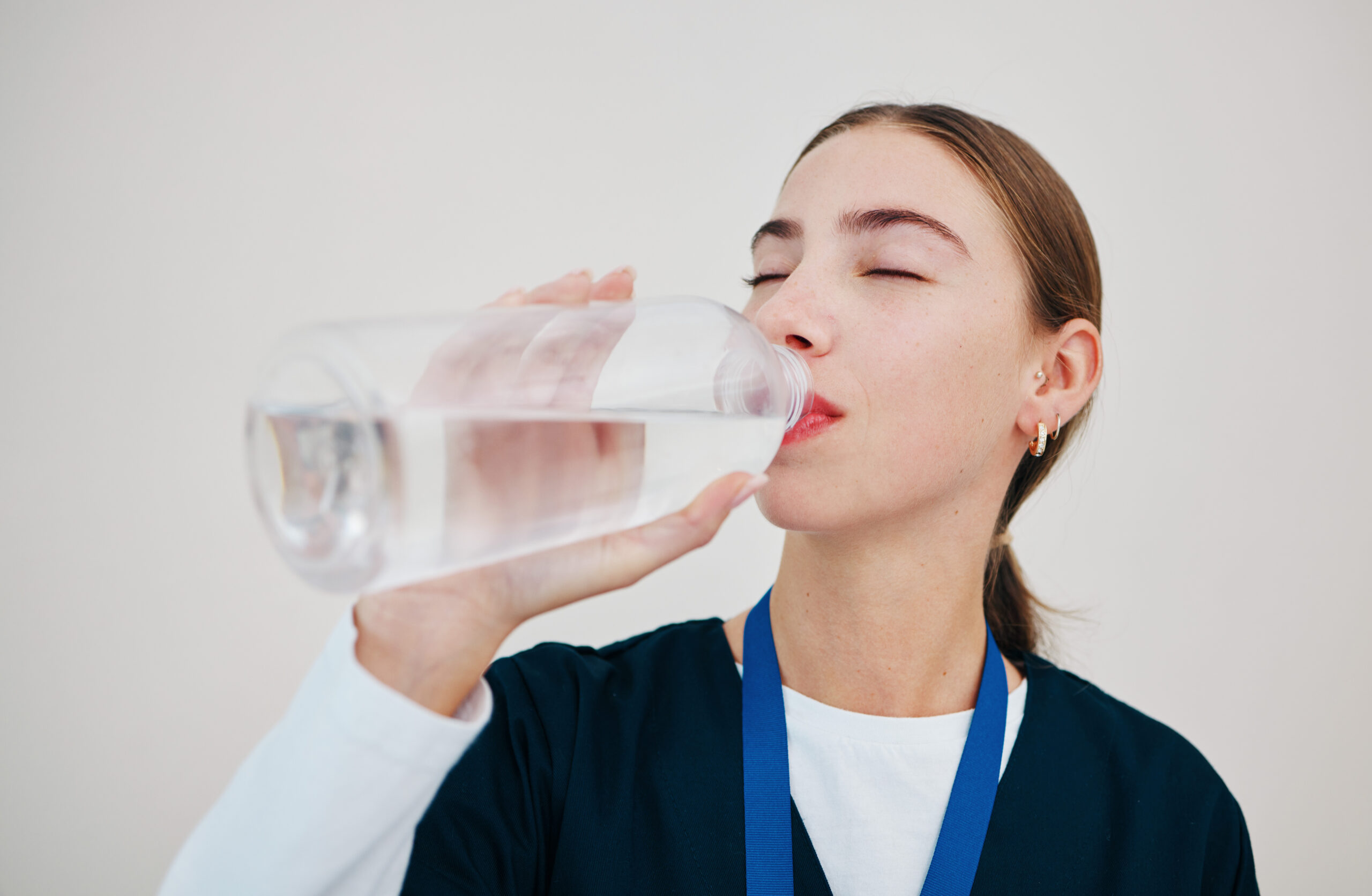 Krankenschwester trinkt Wasser